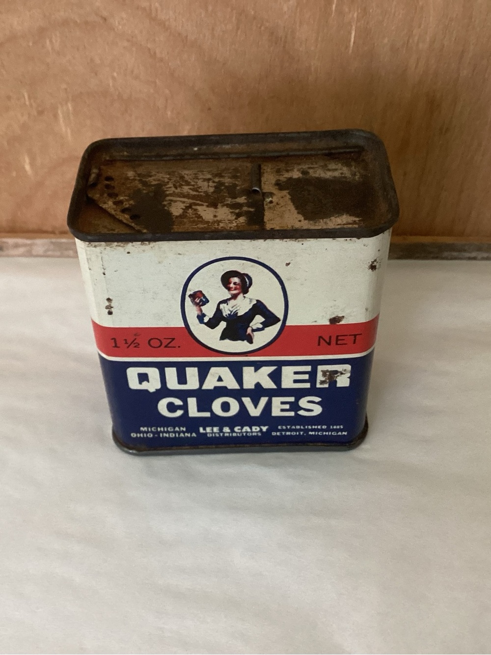 Vtg. QUAKER Cloves in 1 1/2oz. Tin. Lithographed metal tin.